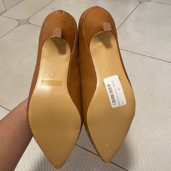 Never worn shoes - Picture 3 of 3